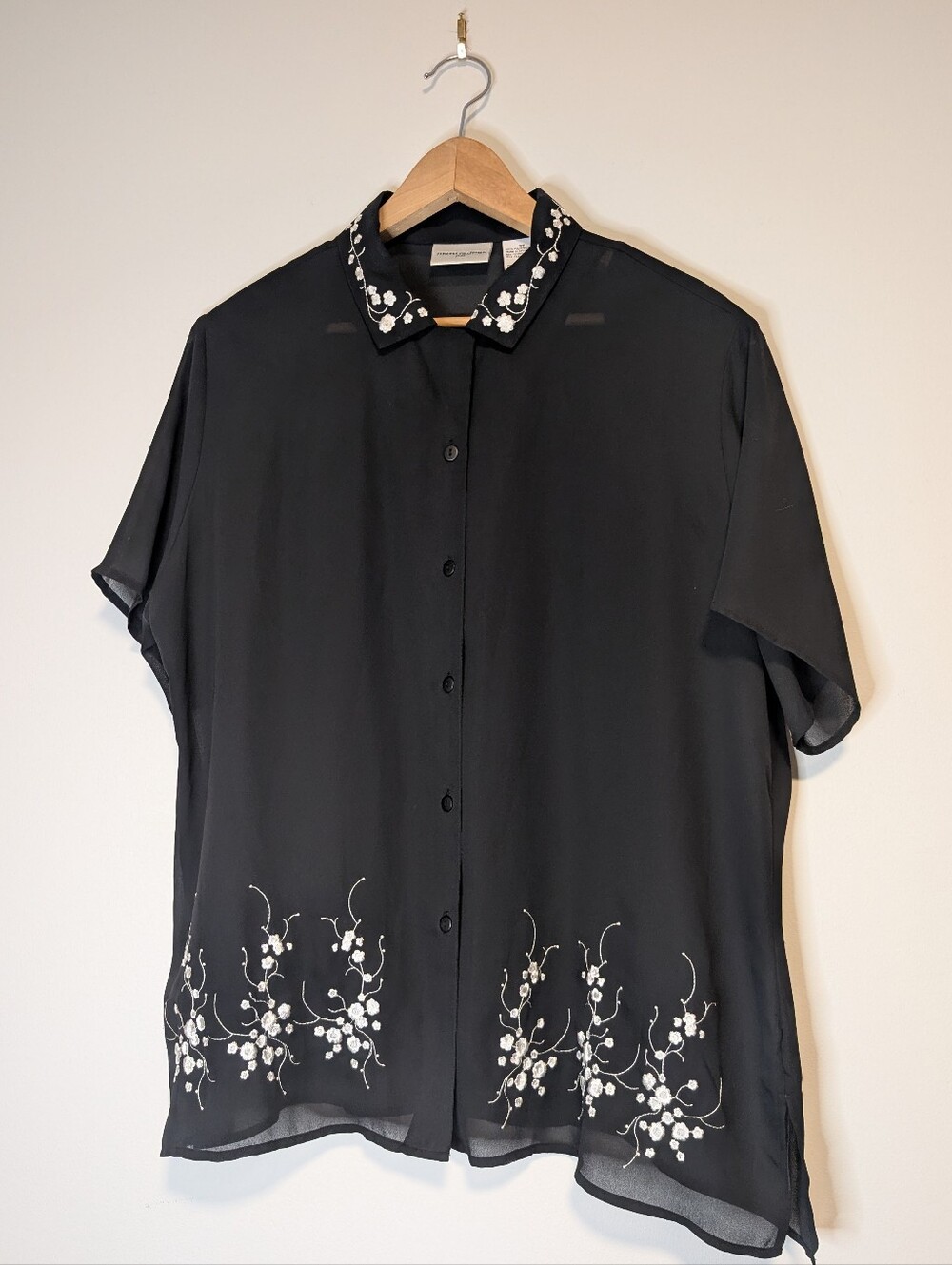 💰 2/$12 Black Embroidered Sheer Short-Sleeve Button-Up Shirt